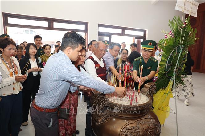 Các đại biểu thắp hương tri ân các anh hùng liệt sĩ tại Khu di tích Quốc gia đặc biệt Căn cứ Trung ương Cục miền Nam. Ảnh: Thanh Tân - TTXVN