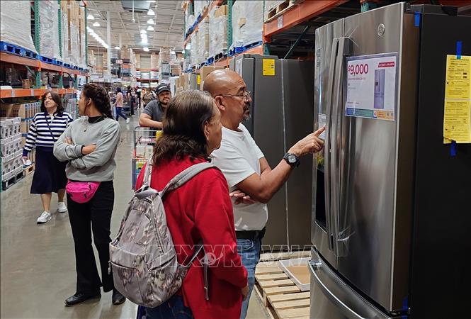 Khách hàng tại khu vực thiết bị gia dụng tại Trung tâm bán buôn Costco, thủ đô Mexico City, Mexico. Ảnh: Phi Hùng - PV TTXVN tại Mexico