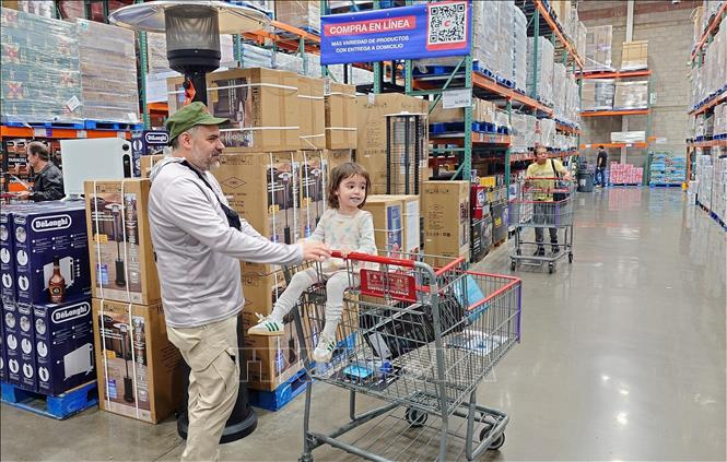 Khách hàng tại khu vực thiết bị gia dụng tại Trung tâm bán buôn Costco, thủ đô Mexico City, Mexico. Ảnh: Phi Hùng - PV TTXVN tại Mexico