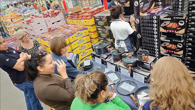 Khách hàng tại khu vực bán đồ bếp giảm giá tại Trung tâm bán buôn Costco, thủ đô Mexico City, Mexico. Ảnh: Phi Hùng - PV TTXVN tại Mexico