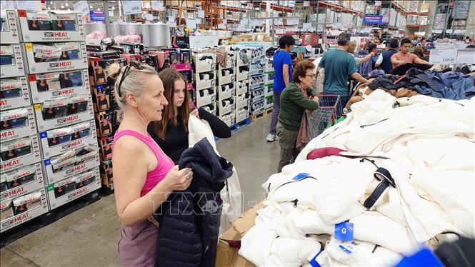 Khách hàng chọn sản phẩm may mặc tại siêu thi SAM's Club, thủ đô Mexico City, Mexico. Ảnh: Phi Hùng - PV TTXVN tại Mexico