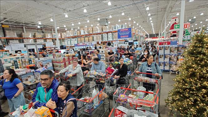 Khách hàng xếp hàng đợi thanh toán tại Trung tâm bán buôn Costco, thủ đô Mexico City, Mexico. Ảnh: Phi Hùng - PV TTXVN tại Mexico