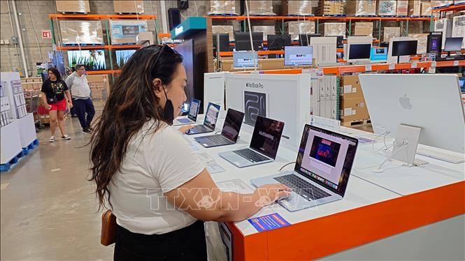 Khách hàng thử sản phẩm tại khu vực bán thiết bị văn phòng tại Trung tâm bán buôn Costco, thủ đô Mexico City, Mexico. Ảnh: Phi Hùng - PV TTXVN tại Mexico