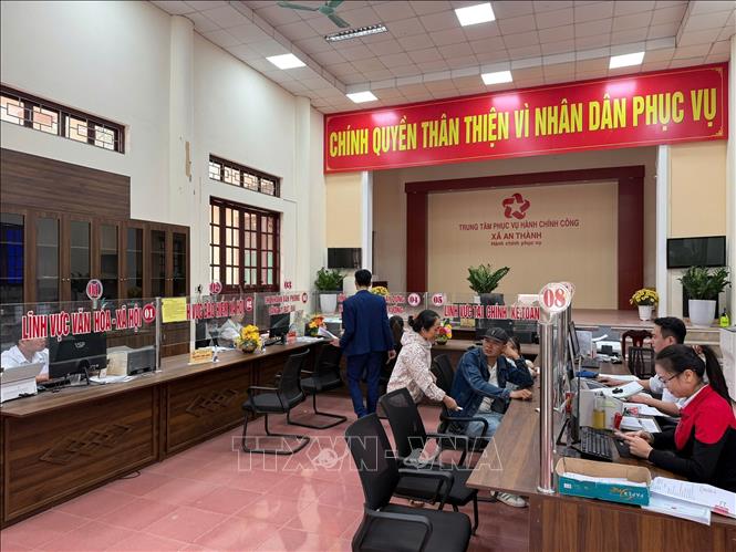 Người dân đến làm thủ tục tại Trung tâm phục vụ hành chính công của xã An Thành. Ảnh: Tiến Vĩnh  - TTXVN 