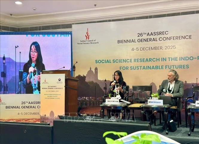 TS. Nguyễn Linh Giang (Phó Viện trưởng Viện Nhà nước và Pháp luật) trình bày tại Phiên 5 về đạo đức, hòa nhập và chuyển đổi trong kỷ nguyên AI. Ảnh: TTXVN phát