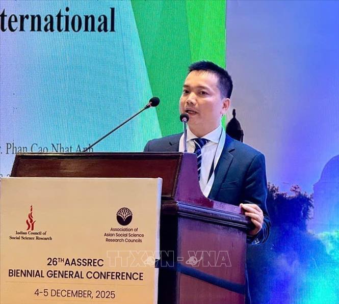 TS. Phan Cao Nhật Anh (Phó Viện trưởng Viện Nghiên cứu Nam Á, Tây Á và châu Phi) trình bày tại Phiên 1 về vai trò của khoa học xã hội trước những biến động toàn cầu mới nổi. Ảnh: TTXVN phát