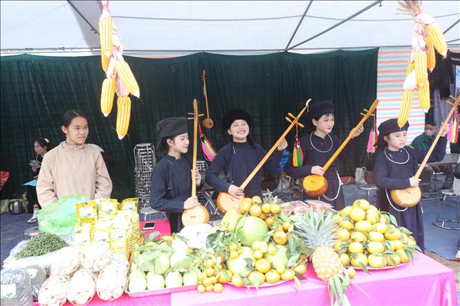 Thi trưng bày sản phẩm cam, quýt và phiên chợ nông sản với hơn 20 gian hàng của 20 thôn và doanh nghiệp. Ảnh: Vũ Hoàng Giang - TTXVN

