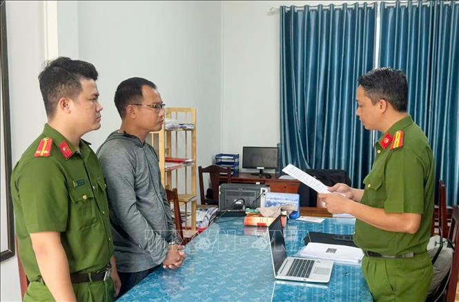 Cơ quan Công an thi hành Lệnh bắt tạm giam đối với Bùi Quang Huy. Ảnh: TTXVN phát