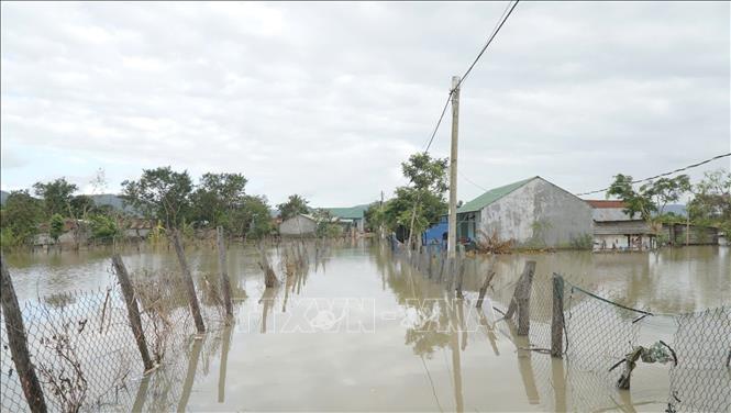 Buôn Nu, xã Uar (tỉnh Gia Lai) vẫn ngập sâu trong nước sau bão số 13. Ảnh: Hoài Nam - TTXVN