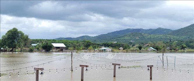 Buôn Nu, xã Uar (tỉnh Gia Lai) vẫn ngập sâu trong nước sau bão số 13. Ảnh: Hoài Nam - TTXVN