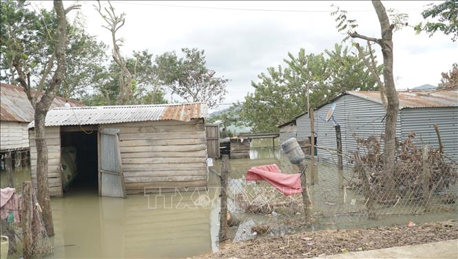 Buôn Nu, xã Uar (tỉnh Gia Lai) vẫn ngập sâu trong nước sau bão số 13. Ảnh: Hoài Nam - TTXVN