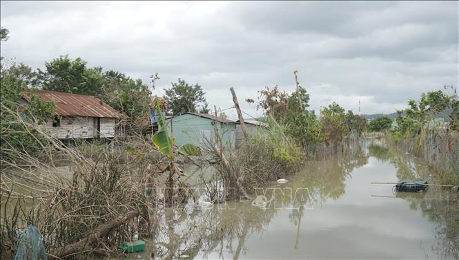 Buôn Nu, xã Uar (tỉnh Gia Lai) vẫn ngập sâu trong nước sau bão số 13. Ảnh: Hoài Nam - TTXVN