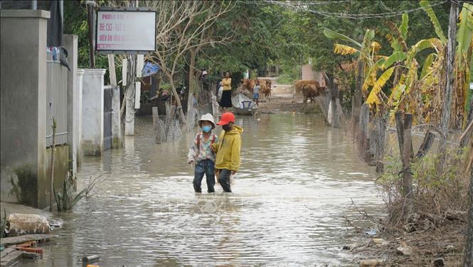Buôn Nu, xã Uar (tỉnh Gia Lai) vẫn ngập sâu trong nước sau bão số 13. Ảnh: Hoài Nam - TTXVN