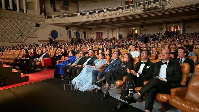 Phòng chiếu 2.700 chỗ của rạp chiếu phim Le Grand Rex kín chỗ trong lễ khai mạc Tuần lễ “Điện ảnh Việt Nam – Hành trình ánh sáng” tại Pháp. Ảnh: Hữu Chiến - PV TTXVN tại Pháp