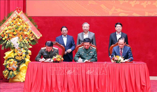 Tổng Bí thư Tô Lâm, Chủ tịch nước Lương Cường và Thủ tướng Phạm Minh Chính chứng kiến Lễ ký Quy chế phối hợp giữa Bộ Công an, Bộ Quốc phòng, Bộ Ngoại giao. Ảnh: Phạm Kiên - TTXVN