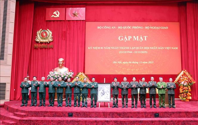 Đảng ủy Công an Trung ương - Bộ Công an tặng bức ảnh 