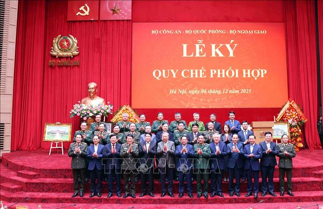 Tổng Bí thư Tô Lâm, Chủ tịch nước Lương Cường và Thủ tướng Phạm Minh Chính với các đại biểu. Ảnh: Phạm Kiên - TTXVN