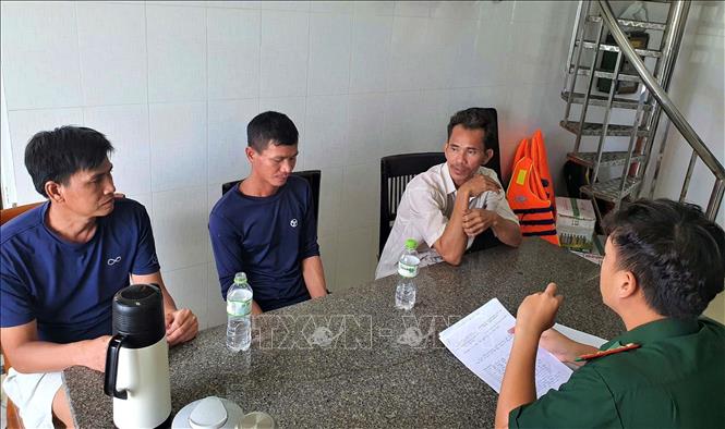 Lực lượng Biên phòng cửa khẩu cảng Bà Rịa - Vũng Tàu thăm hỏi sức khỏe các thuyền viên bị nạn. Ảnh: TTXVN phát 