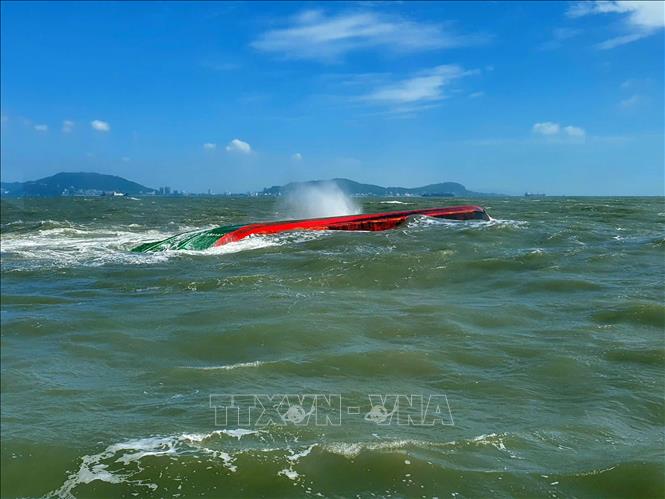 Chiếc sà lan Long An 05553 trong tình trạng bị lật úp trên vùng biển Vũng Tàu. Ảnh: TTXVN phát 