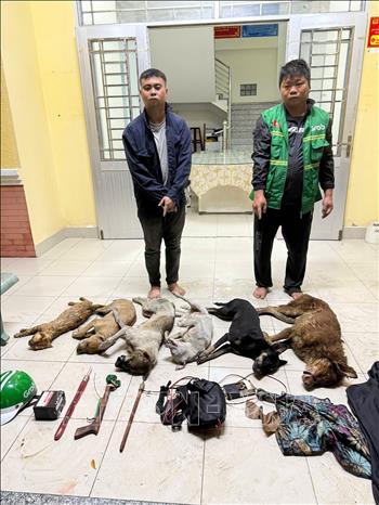 Hai đối tượng trộm chó cùng tang vật bị bắt giữ tại xã Phước Lý, tỉnh Tây Ninh. Ảnh: TTXVN phát