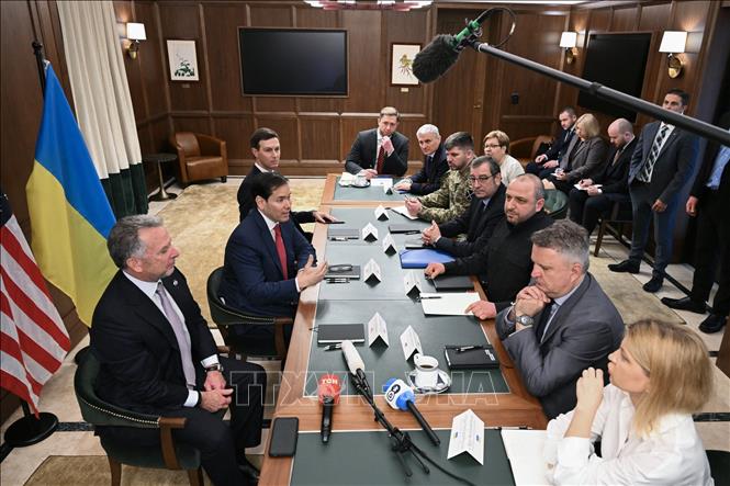 Quang cảnh cuộc gặp giữa Đặc phái viên của Tổng thống Mỹ, ông Steven Witkoff (trái) và Thư ký Hội đồng Quốc phòng An ninh quốc gia Ukraine Rustem Umerov (thứ 3, phải) tại Hallandale, Florida, ngày 30/11/2025. Ảnh: REUTERS/TTXVN
