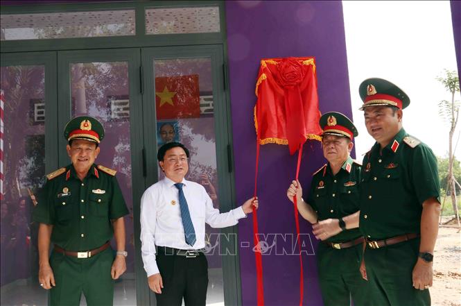 Đại tướng Nguyễn Trọng Nghĩa, Ủy viên Bộ Chính trị, Bí thư Trung ương Đảng, Chủ nhiệm Tổng cục Chính trị Quân đội Nhân dân Việt Nam thực hiện nghi lễ khánh thành nhà cho người dân tại Điểm dân cư liền kề chốt dân quân biên giới ở ấp Giồng Nổi, xã Bình Thành, tỉnh Tây Ninh. Ảnh: Xuân Khu-TTXVN