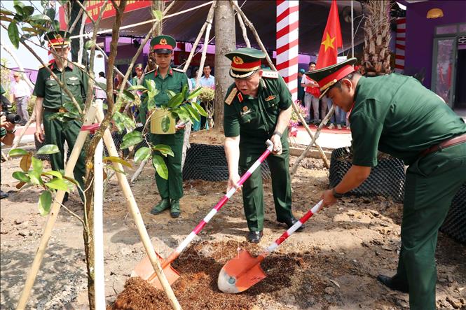 Đại tướng Nguyễn Trọng Nghĩa, Ủy viên Bộ Chính trị, Bí thư Trung ương Đảng, Chủ nhiệm Tổng cục Chính trị Quân đội Nhân dân Việt Nam trồng cây lưu niệm tại Điểm dân cư liền kề chốt dân quân biên giới ở ấp Giồng Nổi, xã Bình Thành, tỉnh Tây Ninh. Ảnh: Xuân Khu-TTXVN