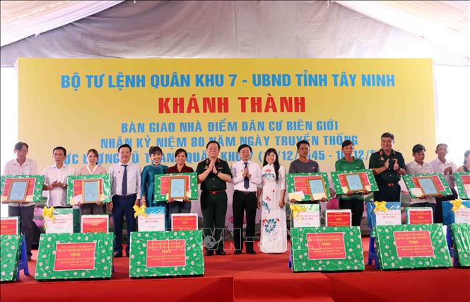 Đại tướng Nguyễn Trọng Nghĩa, Ủy viên Bộ Chính trị, Bí thư Trung ương Đảng, Chủ nhiệm Tổng cục Chính trị Quân đội Nhân dân Việt Nam cùng lãnh đạo tỉnh Tây Ninh tặng quà cho người dân được nhận nhà mới trong dự án Điểm dân cư liền kề chốt dân quân biên giới tỉnh Tây Ninh. Ảnh: Xuân Khu-TTXVN