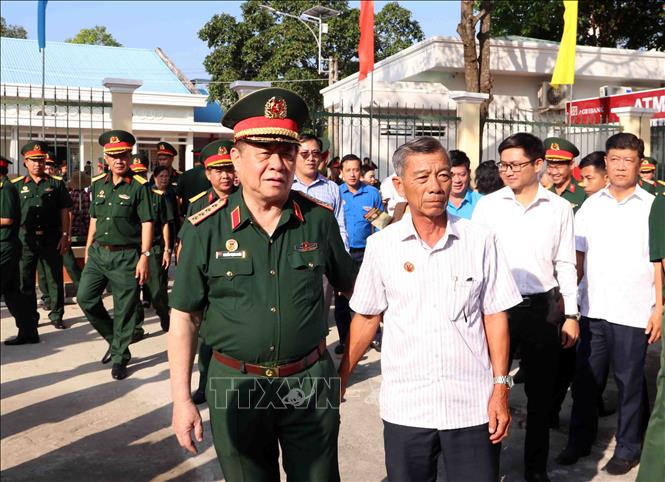 Đại tướng Nguyễn Trọng Nghĩa, Ủy viên Bộ Chính trị, Bí thư Trung ương Đảng, Chủ nhiệm Tổng cục Chính trị Quân đội Nhân dân Việt Nam cùng người dân xã Đức Huệ, tỉnh Tây Ninh dự Phiên chợ nghĩa tình quân dân. Ảnh: Xuân Khu-TTXVN