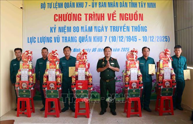Thiếu tướng Trần Vinh Ngọc, Chính ủy Quân khu 7 thăm và tặng quà cho chiến sĩ dân quân thường trực tại chốt Dân quân biên giới Ấp 3, xã Tân Hiệp, tỉnh Tây Ninh. Ảnh: Xuân Khu-TTXVN