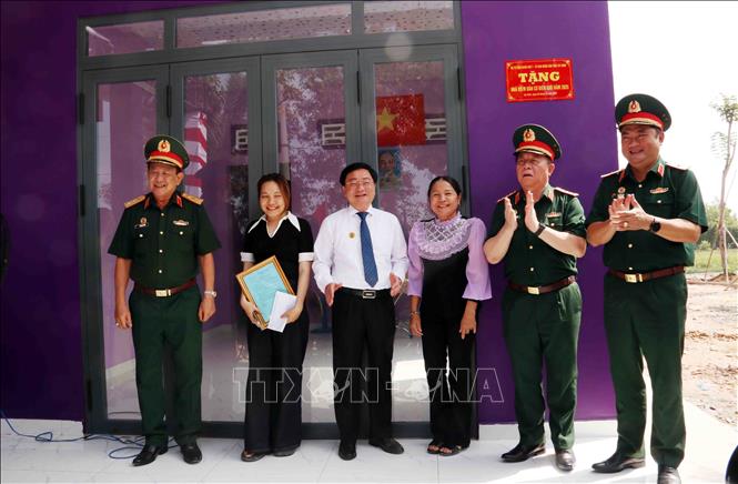 Đại tướng Nguyễn Trọng Nghĩa, Ủy viên Bộ Chính trị, Bí thư Trung ương Đảng, Chủ nhiệm Tổng cục Chính trị Quân đội Nhân dân Việt Nam thực hiện nghi lễ khánh thành nhà cho người dân tại Điểm dân cư liền kề chốt dân quân biên giới ở ấp Giồng Nổi, xã Bình Thành, tỉnh Tây Ninh. Ảnh: Xuân Khu-TTXVN