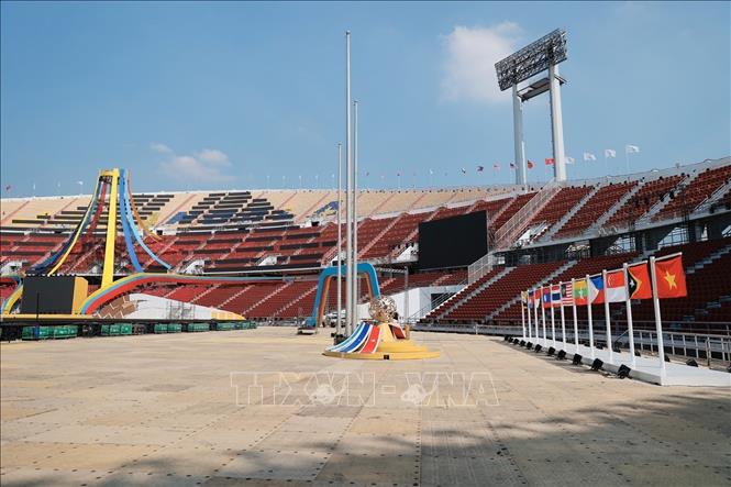 Quốc kỳ của 11 quốc gia tham dự SEA Games 33 đã được treo trang trọng bên trong sân vận động, đại diện cho các thành viên của cộng đồng ASEAN cùng hội tụ, sẵn sàng cho những ngày thi đấu đầy sôi động và tinh thần thể thao cao thượng. Ảnh: Minh Quyết - PV TTXVN tại Thái Lan