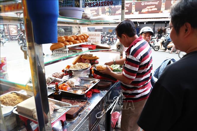 Xe bánh mì Bé Bự trên đường Nguyễn Hữu Cầu, phường Tân Định (TP Hồ Chí Minh) đã có từ năm 1968, bên cạnh chợ Tân Định. Ảnh: Hồng Đạt - TTXVN 
