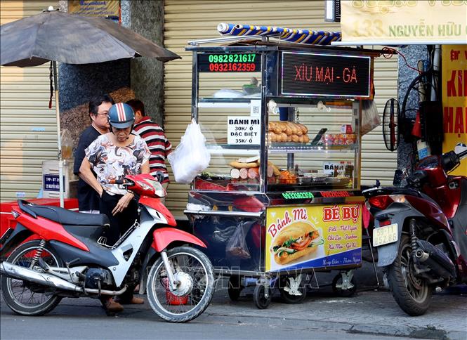 Xe bánh mì là hình ảnh đặc trưng, quen thuộc trên đường phố Thành phố Hồ Chí Minh. Ảnh: Hồng Đạt - TTXVN 
