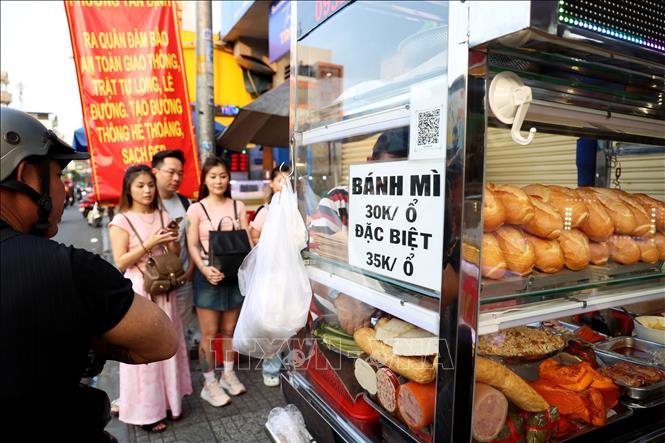 Bánh mì Việt Nam vinh dự được chuyên trang ẩm thực danh tiếng thế giới TasteAtlas công bố đứng đầu danh sách món ăn đường phố ngon nhất Đông Nam Á. Ảnh: Hồng Đạt - TTXVN 
