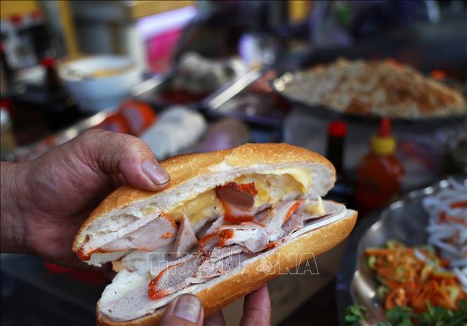Nhân bánh mì với các loại thịt nguội, chả, bơ, pate…Ảnh: Hồng Đạt - TTXVN 
