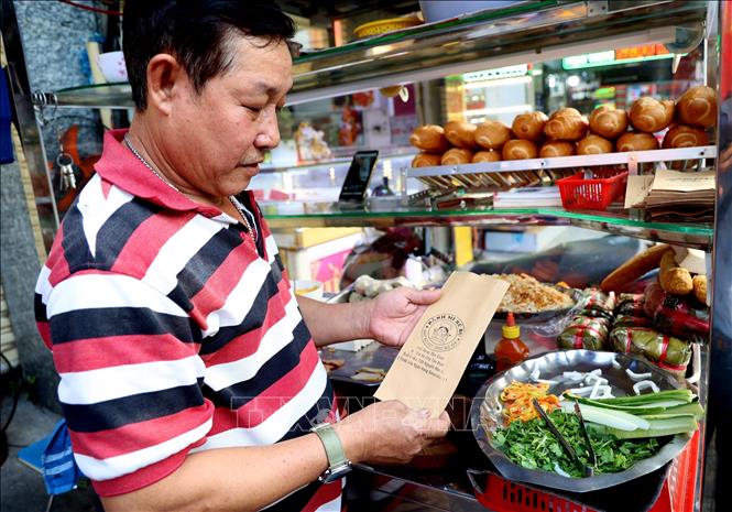 Ông Lê Ngọc Viễn, sinh năm 1972, thế hệ thứ ba bán bánh mì Bé Bự ở cạnh chợ Tân Định, TP Hồ Chí Minh. Ảnh: Hồng Đạt - TTXVN 
