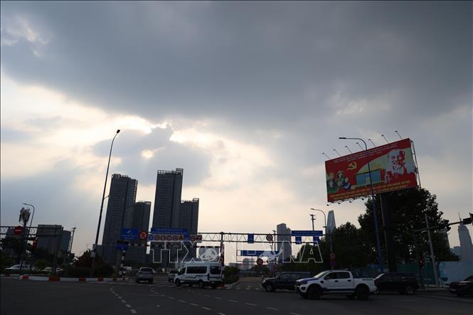 Hoạt động giao thông tạo ra khoảng 63% tổng lượng phát thải PM2.5. Ảnh: Hồng Đạt - TTXVN 
