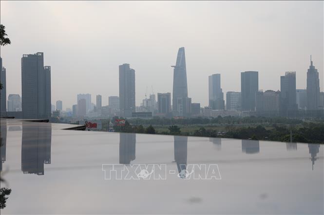 Bụi mịn bao phủ trung tâm Thành phố Hồ Chí Minh nhìn từ khu đô thị Thủ Thiêm. Ảnh: Hồng Đạt - TTXVN 
