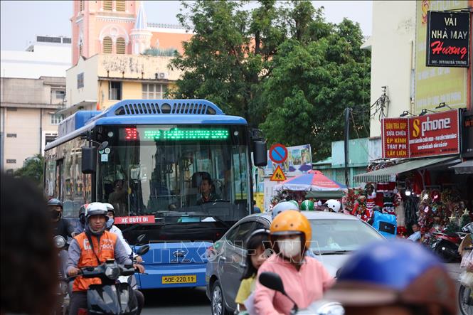 Tại các tuyến đường thường xuyên ùn tắc, khí thải tích tụ nhiều hơn, làm gia tăng mức độ ô nhiễm không khí. Ảnh: Hồng Đạt - TTXVN 
