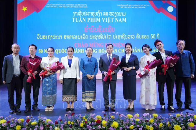 Các đại biểu Việt Nam - Lào chụp ảnh chung tại Lễ bế mạc Tuần phim Việt Nam tại thủ đô Vientiane. Ảnh: Đỗ Bá Thành - PV TTXVN tại Lào