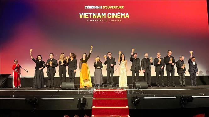 Vietnamese and French artists perform at the opening ceremony of the “Vietnam Cinema – Journey of Light” Week. VNA Photo: Hữu Chiến