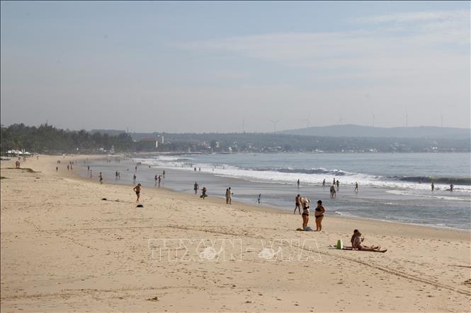 International tourists on Ham Tien Beach, part of the Mui Ne National Tourist Area plan. VNA Photo: Nguyễn Thanh