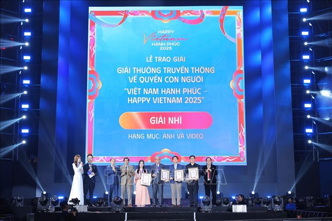 Thứ trưởng Thường trực Bộ Văn hóa, Thể thao và Du lịch Lê Hải Bình, Chủ tịch Hội Điện ảnh Việt Nam Đỗ Lệnh Hùng Tú và Tổng Biên tập Tạp chí Nhiếp ảnh và Đời sống Hồ Sỹ Minh trao kỷ niệm chương và giấy chứng nhận cho các tác giả đạt Giải Nhì. Ảnh: Lê Đông - TTXVN