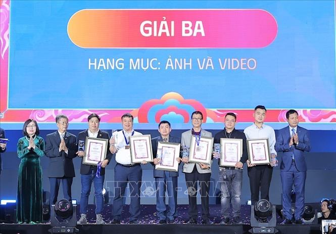 Phó Tổng Giám đốc Đài Truyền hình Việt Nam Đỗ Đức Hoàng, Phó Tổng Giám đốc Thông tấn xã Việt Nam Đoàn Thị Tuyết Nhung và Phó Chủ tịch Hội Nghệ sĩ Nhiếp ảnh Việt Nam Lê Nguyễn trao kỷ niệm chương và giấy chứng nhận cho các tác giả đạt Giải Ba. Ảnh: Lê Đông - TTXVN