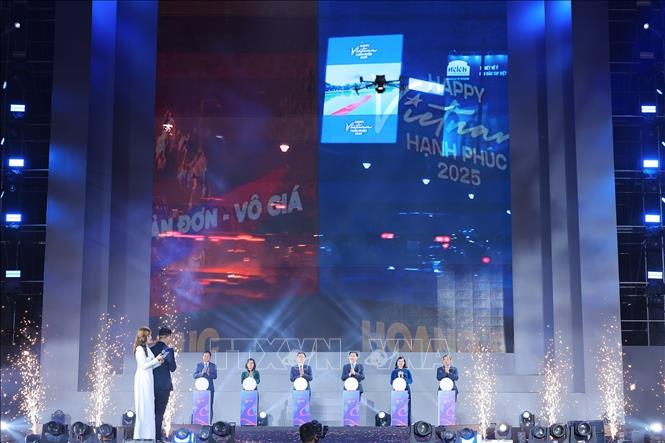 Các đại biểu thực hiện nghi thức “THẮP SÁNG HẠNH PHÚC”. Ảnh: Lê Đông - TTXVN