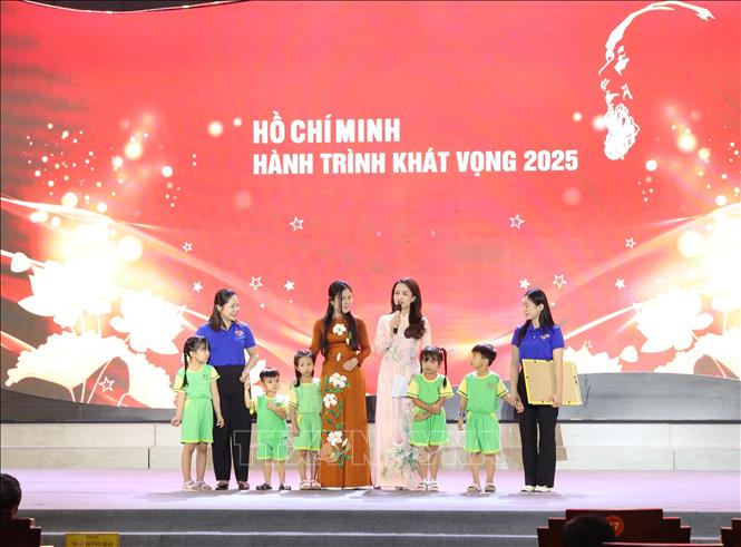 Giao lưu các điển hình tại Chương trình. Ảnh: Thanh Tân - TTXVN