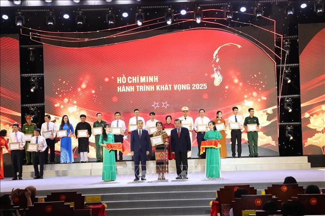 Tuyên dương những tập thể, cá nhân tiêu biểu của 8 tỉnh, thành phía Nam trong học tập và làm theo tư tưởng, đạo đức, phong cách Hồ Chí Minh. Ảnh: Thanh Tân - TTXVN
