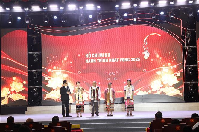 Giao lưu các điển hình tại Chương trình. Ảnh: Thanh Tân - TTXVN