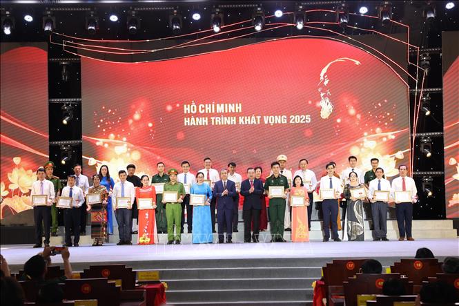 Tuyên dương những tập thể, cá nhân tiêu biểu của 8 tỉnh, thành phía Nam trong học tập và làm theo tư tưởng, đạo đức, phong cách Hồ Chí Minh. Ảnh: Thanh Tân - TTXVN